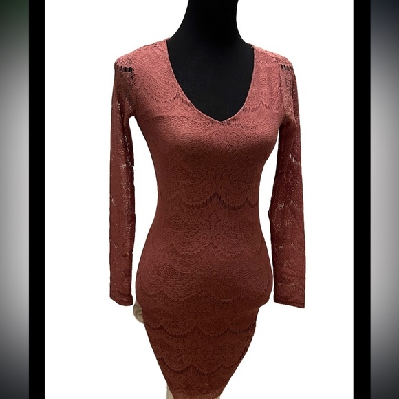 Forever 21 Dresses & Skirts - Clearance Forever 21 Size XS Long Sleeve rose Lace Y2K VNeck body on